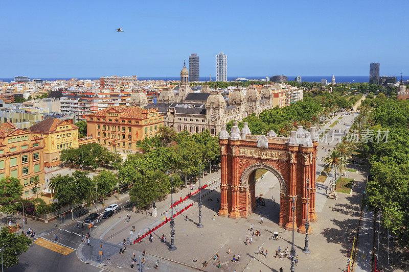 航拍的凯旋门与Promenade Passeig de Lluís Companys在西班牙巴塞罗那